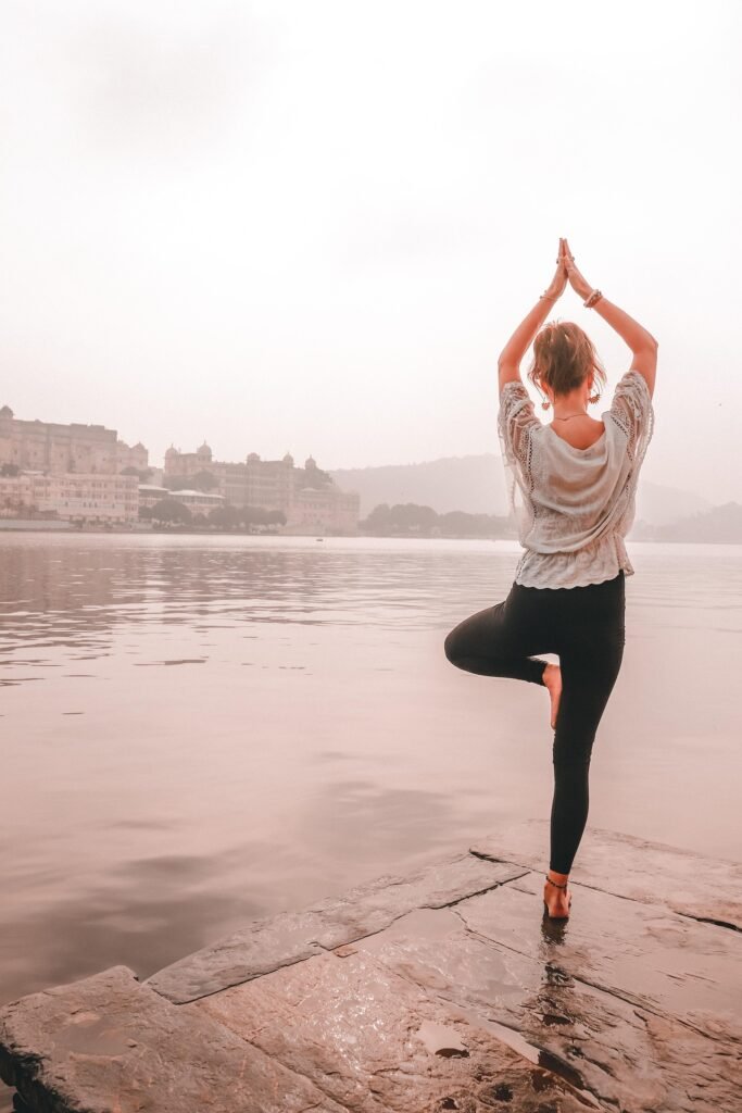 roaming revolution yoga 6626514 1920